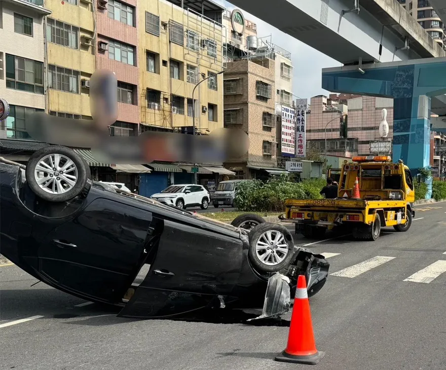 影/高雄大翻車！嫩妹「自撞分隔島」4輪慘朝天