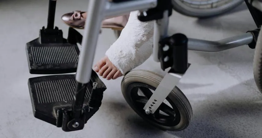 女子以為拉傷！沒想到小腿變細、跛腳　一查阿基里斯腱竟完全斷裂