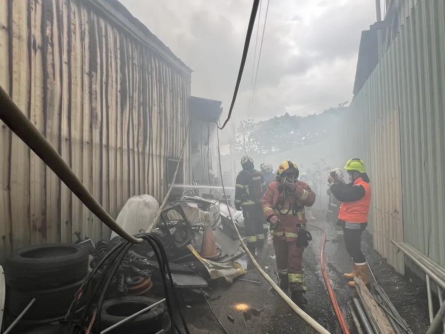 影/快關窗！淡水清晨驚傳大火　火勢延燒3間鐵皮屋