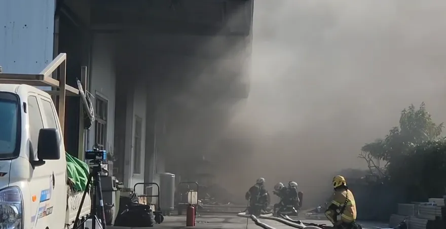 影/彰化帆布倉庫惡火吞噬廠房　恐怖黑色濃煙籠罩天際