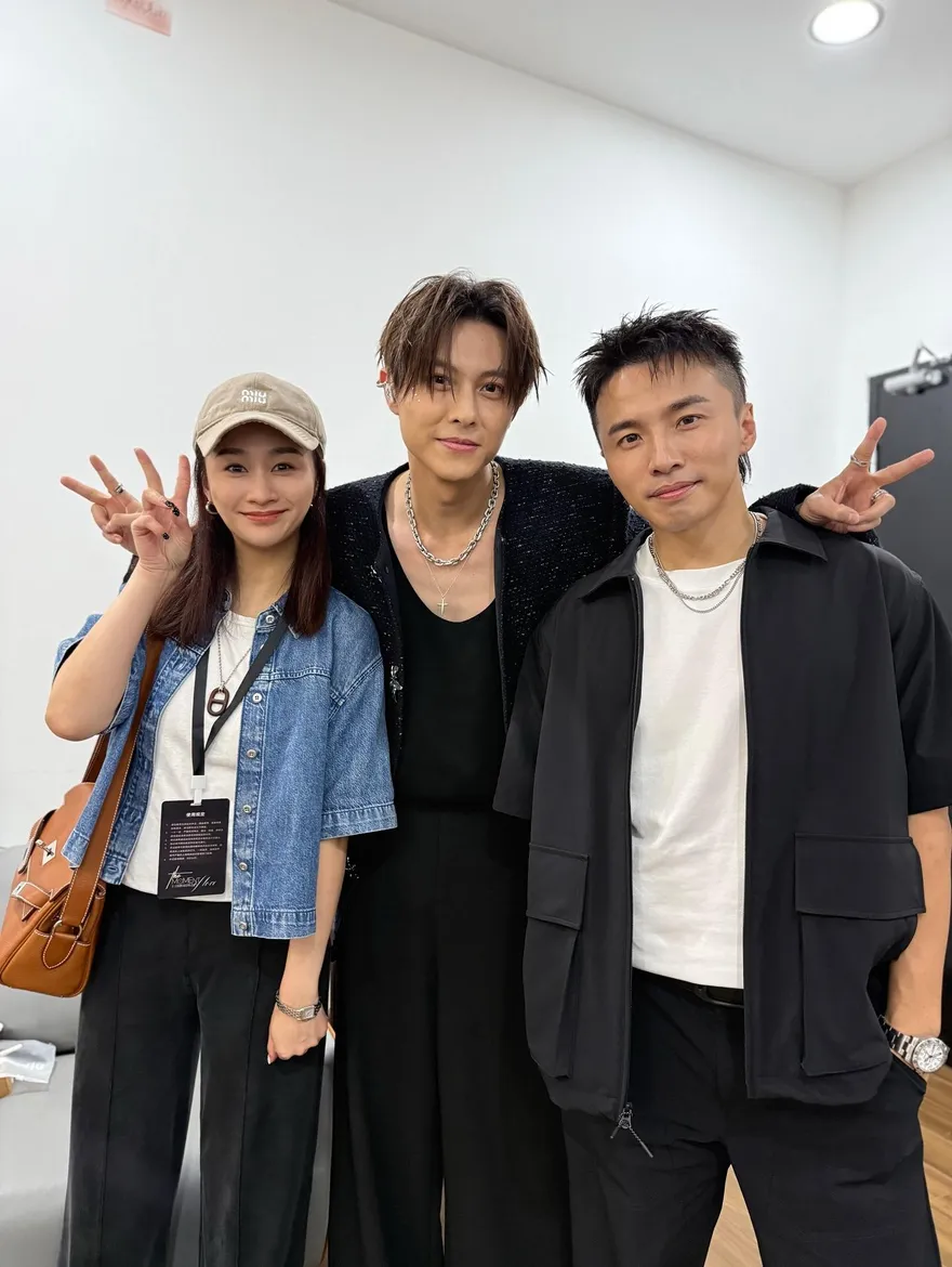 阿緯昔見「王子與愛妻私拍合照」　質問：什麼情況？