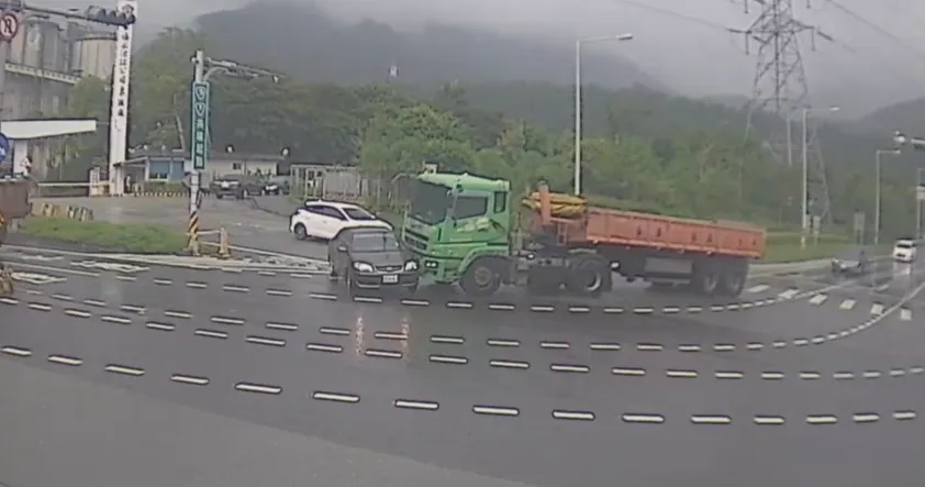 影/蘇澳台9線砂石車右轉不慎　轎車挨撞「慘被推著走」