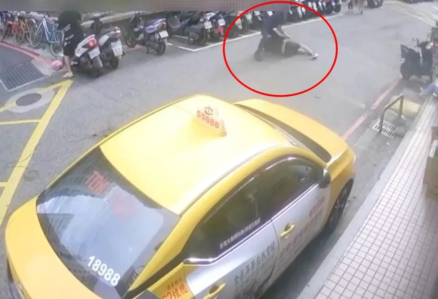 影/八里醉男毆打女友還襲警　遭警大外割壓制、上銬逮捕