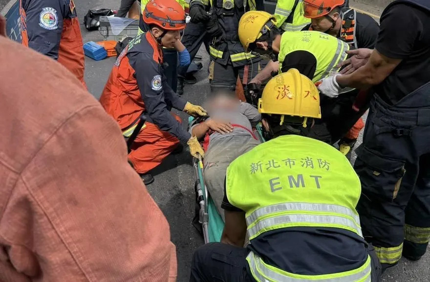淡水小貨車追撞聯結車　駕駛夾困駕駛座全身傷