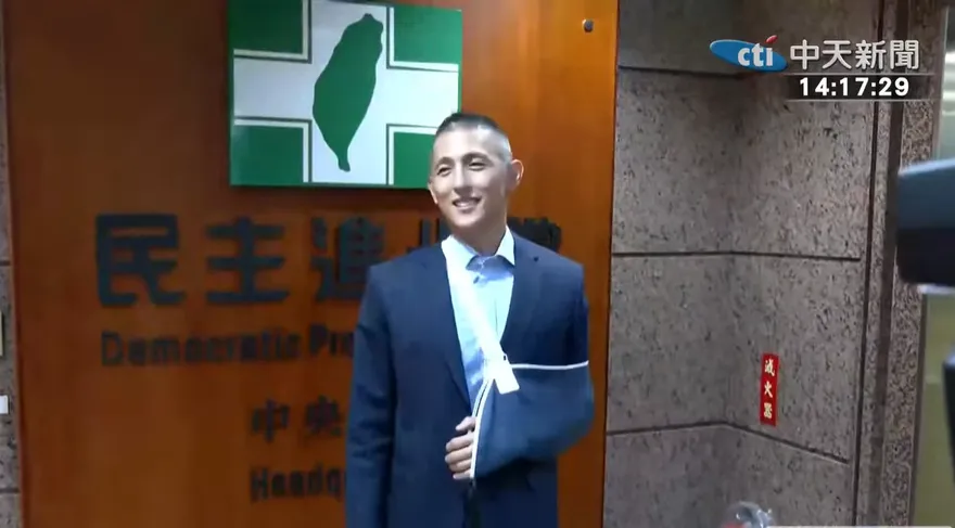 影/吳怡農才喊參選就出事　「掛吊帶」遞交台北市長參選意願書