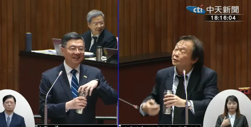 重現北農老總對決「扶龍王」！王世堅質詢喊暫停喝水　韓國瑜妙回：你不是流氓可以喝