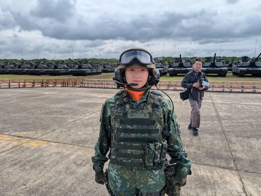 裝甲英雌！女排長邱郁晴帶領官兵發揮M1A2T戰力