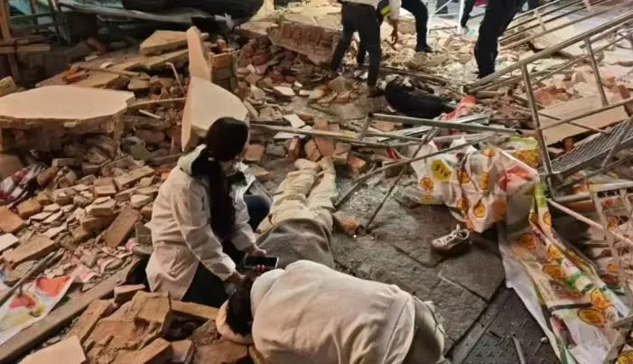 湖南老街整修鷹架突坍塌！路人經過被砸中　慘遭磚瓦堆活埋