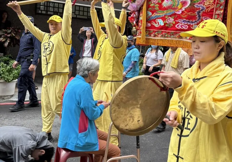 進喔！白沙屯媽祖贊境新北　信眾跪地鑽轎底
