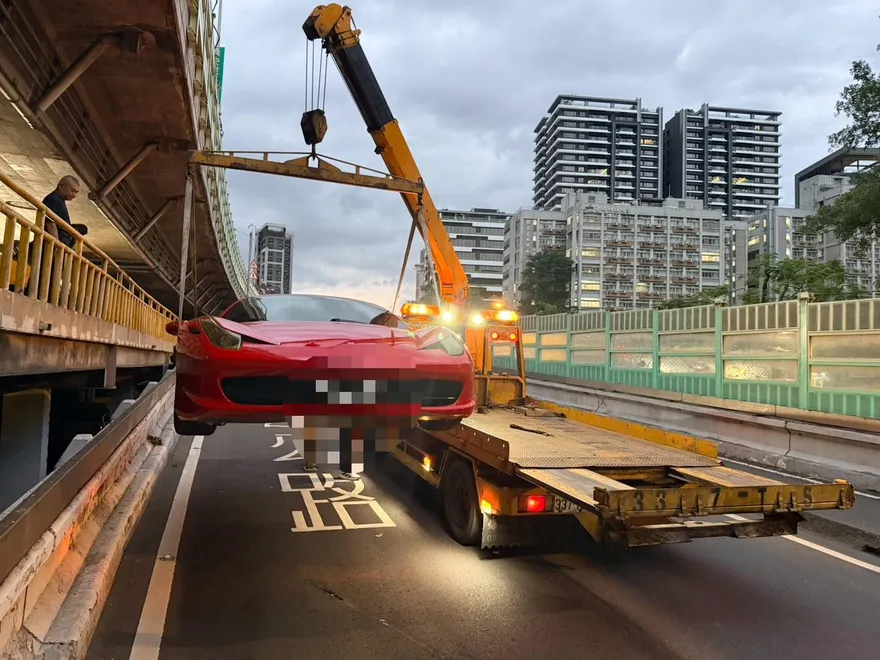 影/法拉利酒駕男見警攔檢　「迴轉逃跑」糗卡高架橋遭逮