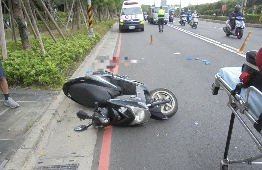 影/中和清晨死亡車禍！32歲男騎士與大貨車相撞不治