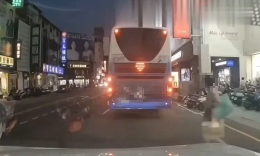 驚悚瞬間！台中婦人紅燈穿越馬路遭休旅車撞倒　將被罰500元