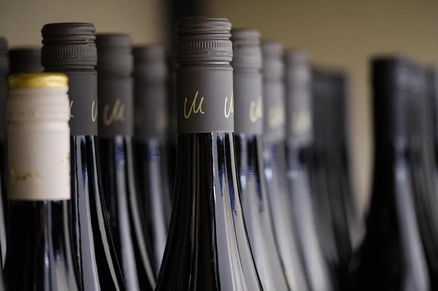 買完紅酒卻騎車墜崖！77歲法國老翁靠酒精撐過三天奇蹟獲救