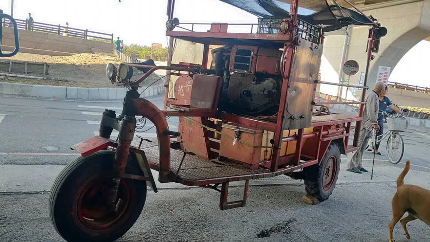 影/彰化芳苑鐵牛車上坡翻車「10傷者送醫」　駭人瞬間曝