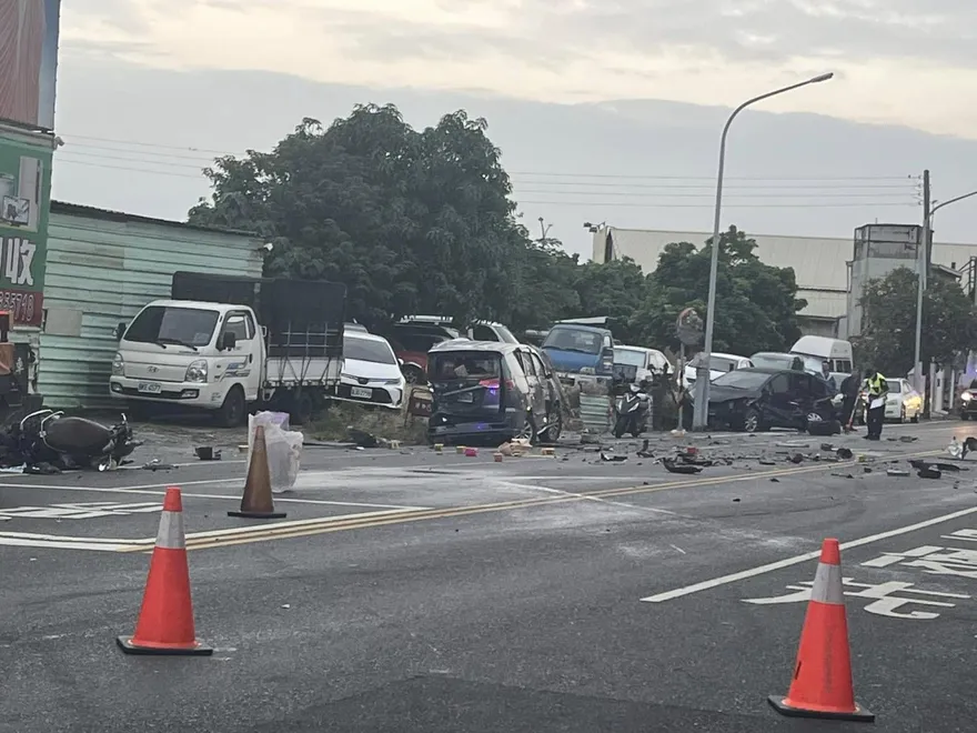 影/台南瑪莎拉蒂連撞3車肇逃「零件碎一地」　重傷女救回