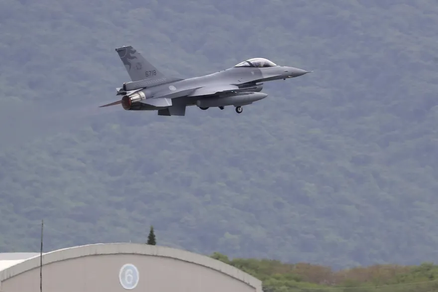 砸2400億買66架F-16V「0交機」！專家曝美國軍工危機