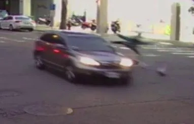 影/兩方閃燈搶快！台中女保全上班途中　對撞汽車重創慘死