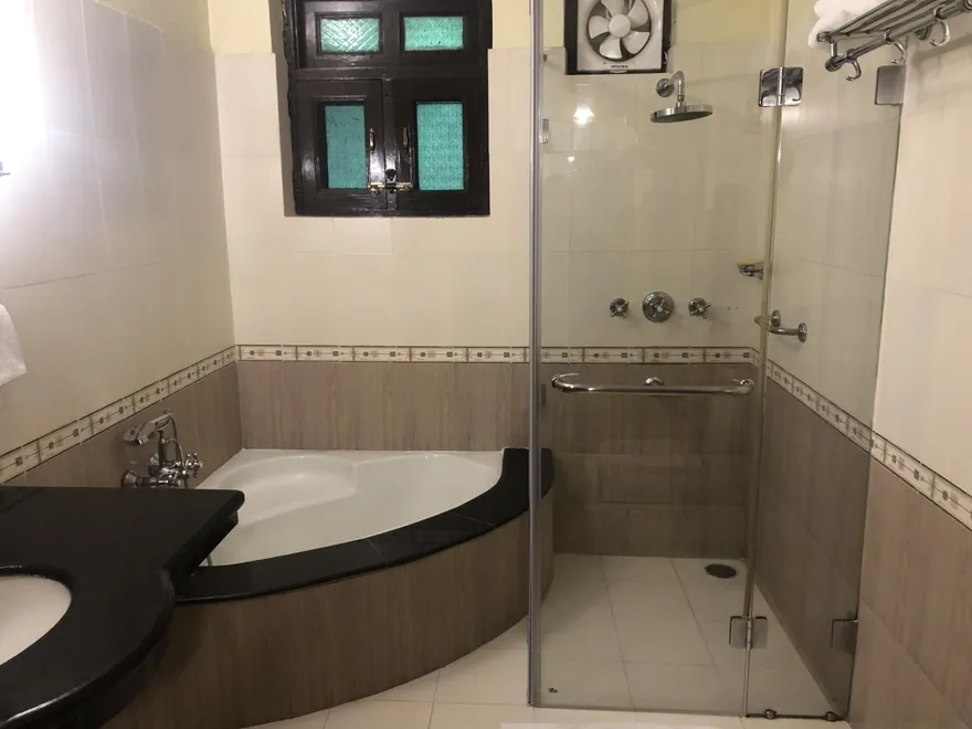 浴室玻璃門水垢超難清！網曝妙招：用白醋秒變透亮