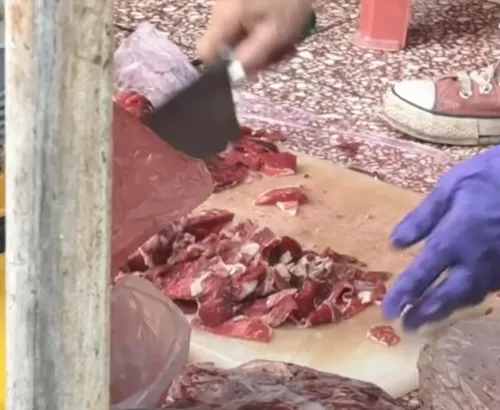 影/噁！台南「老泰羊肉」員工地上剁肉　業者：他手受傷