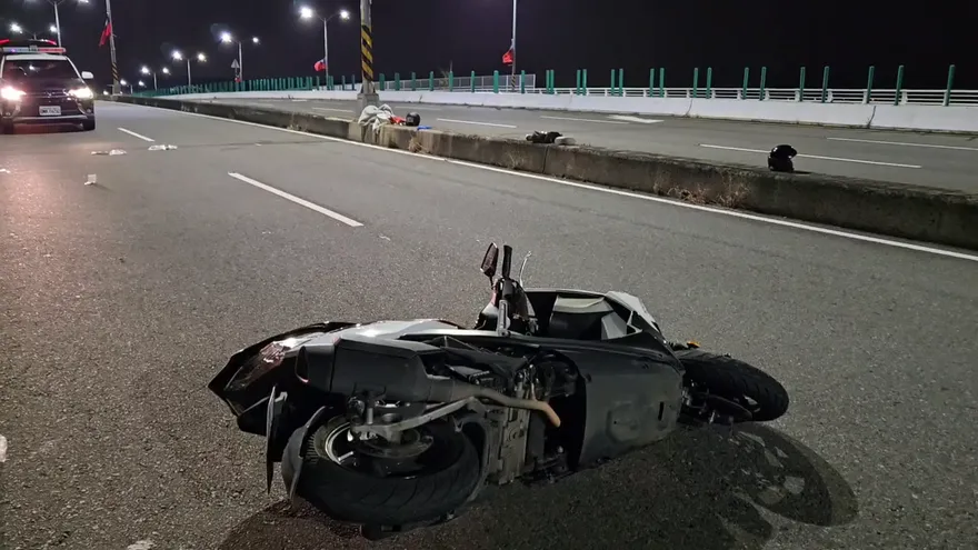 影/台中17歲少女騎車撞安全島　後座25歲男頭部重創慘死