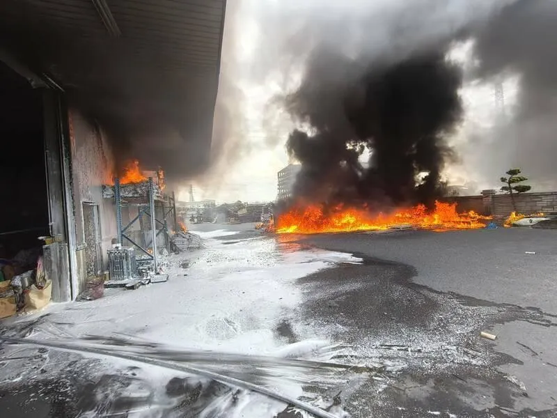 彰化和美塑膠工廠大火　烈焰黑煙狂竄驚悚直擊