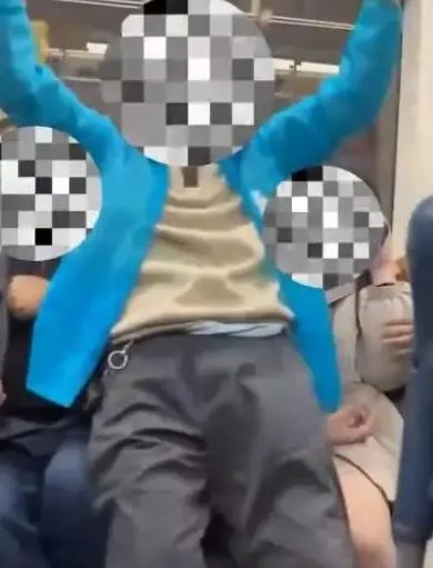 影/又見讓座糾紛？上海地鐵老人拒愛心座位　竟強行坐女乘客腿上