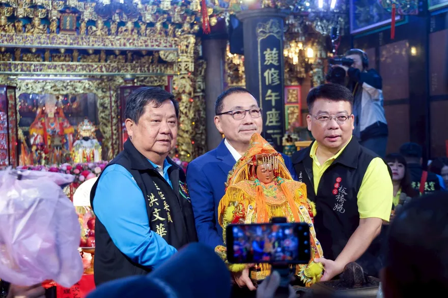 白沙屯媽祖赴新北百年會香　侯友宜祈佑市民安居樂業