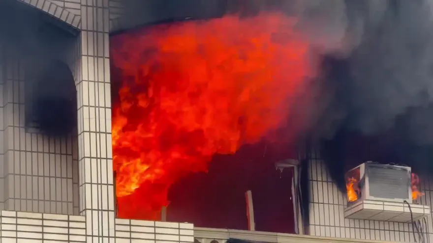 影/花壇透天厝大火爆炸聲頻傳！恐怖「焰蛇」狂竄