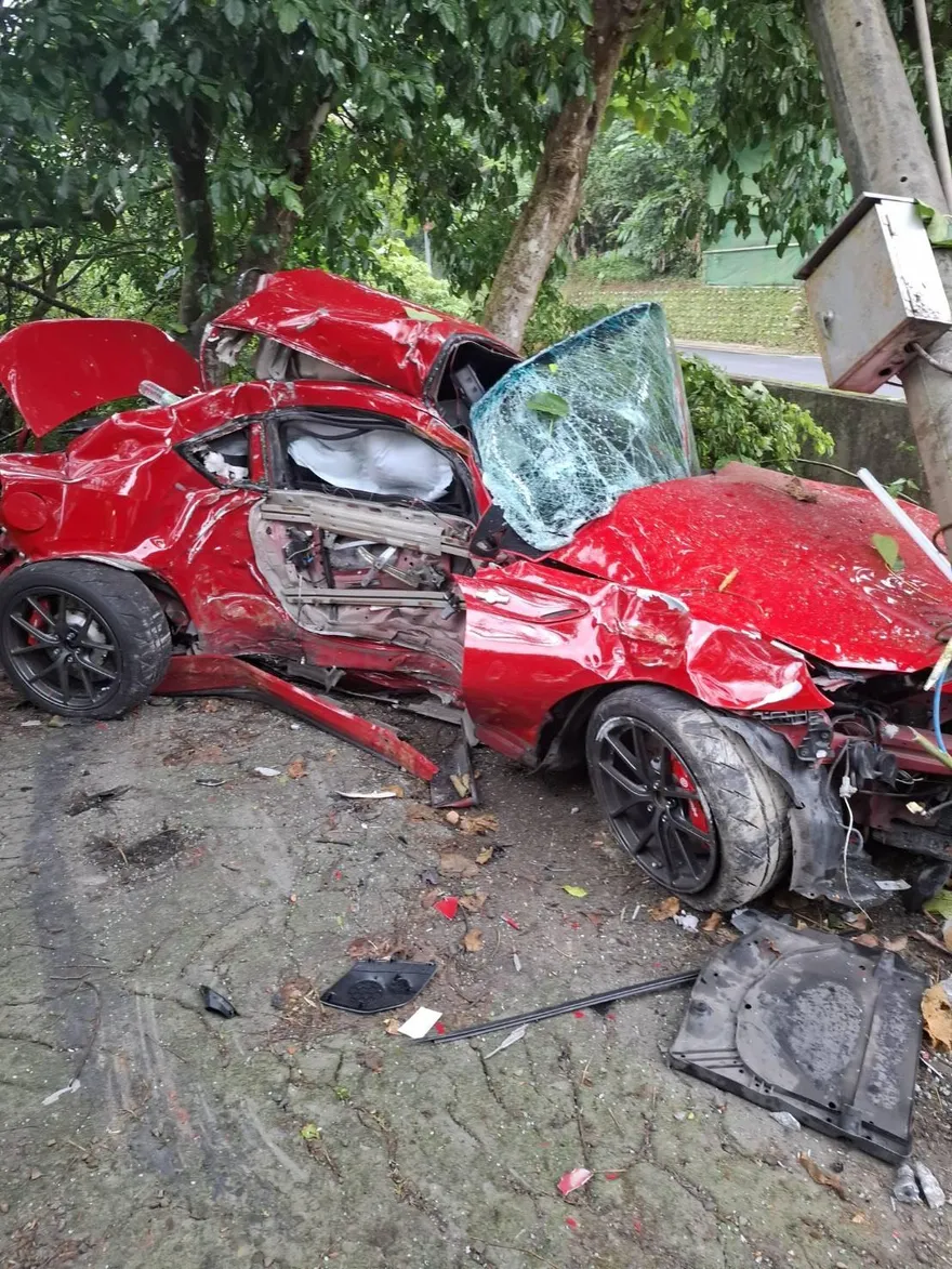 32歲「拓海哥」石碇山路過彎自撞住進ICU　百萬跑車扁了