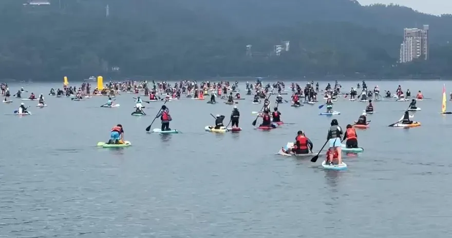 影/勇母帶1歲童日月潭SUP橫渡　毛孩驚慌失措陪飼主熱血