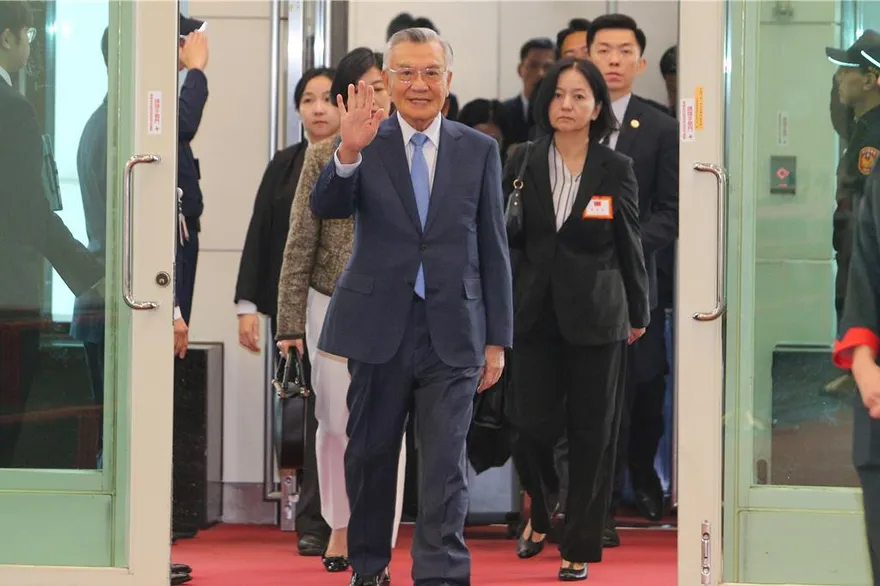 林信義率APEC訪問團返台未發表談話　吳釗燮接機