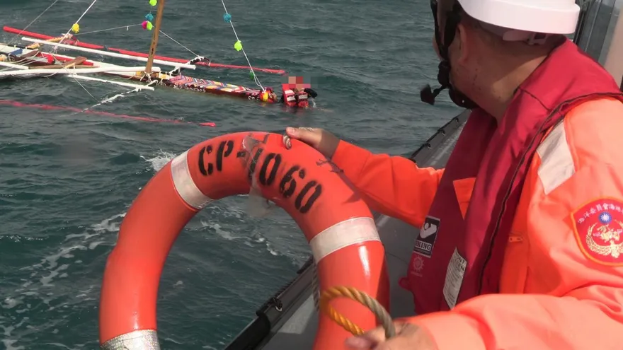 台東新蘭外海無動力風帆船翻覆！海巡出艇救3人　無受傷