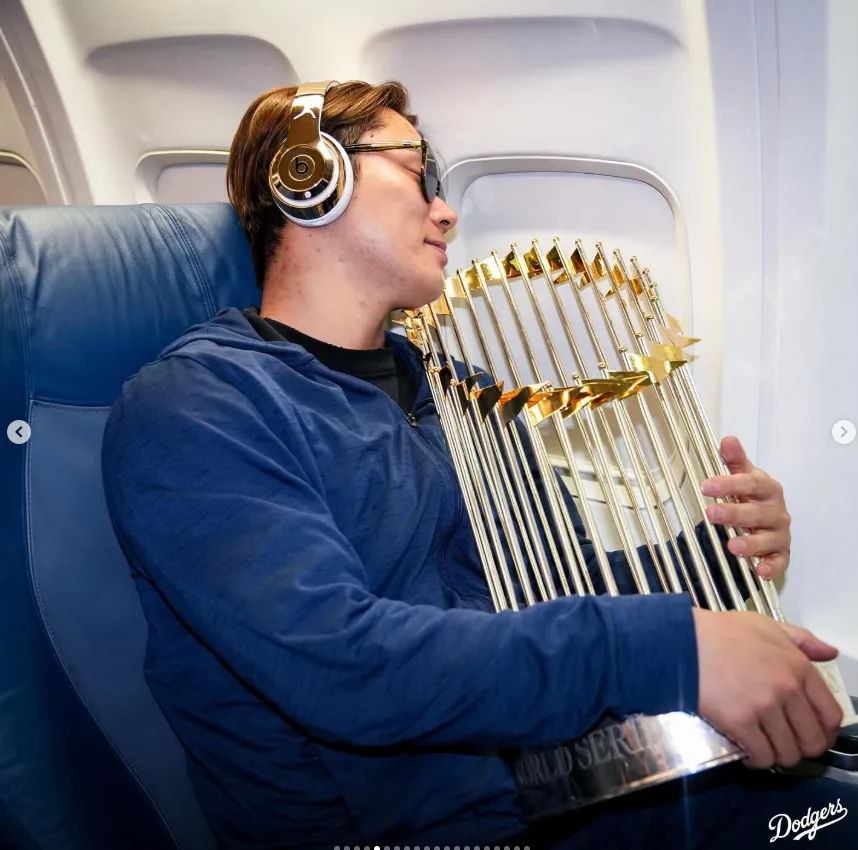 MLB/山本由伸抱冠軍金盃睡覺　嘴角微上揚被發現！