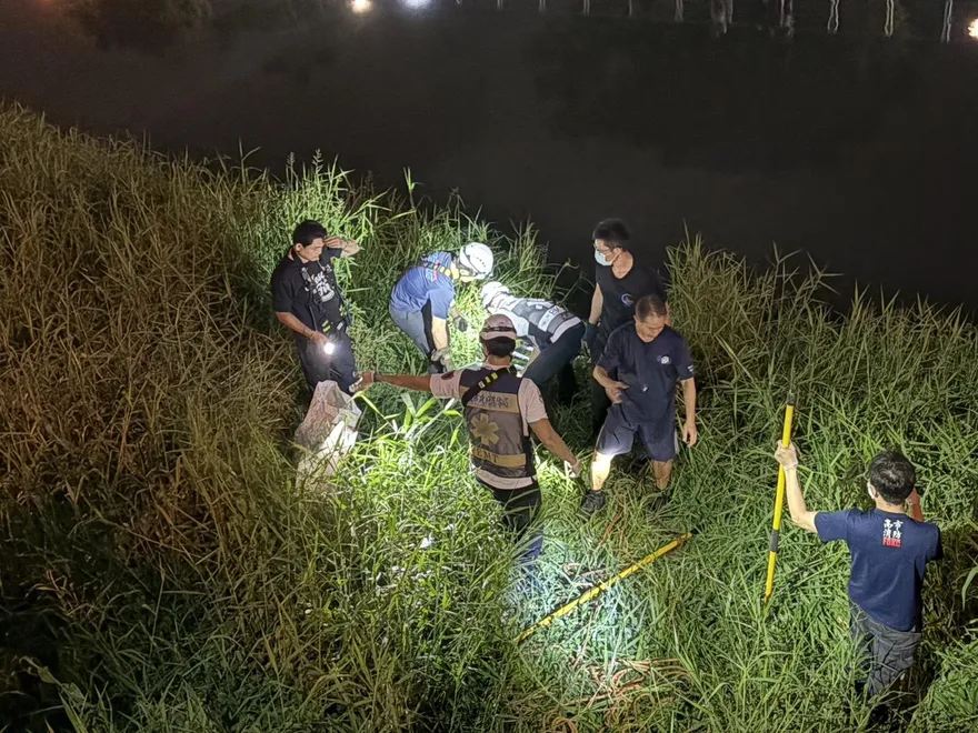 影/高雄男深夜丟麻布袋入河...民眾以為棄屍報警　真相曝光