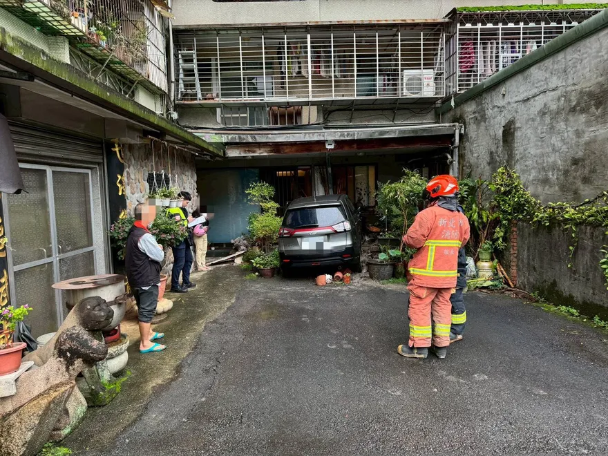 高齡駕駛又出事！新店74歲翁「拐錯巷弄」暴衝撞進民宅