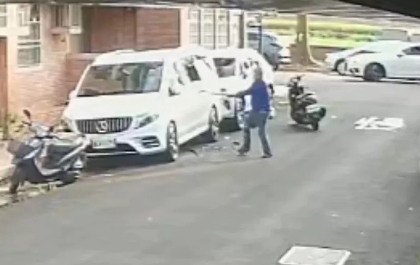 影/嘉義男酒醉失控！持拔釘器猛砸4車　當街脫光尿尿全被拍