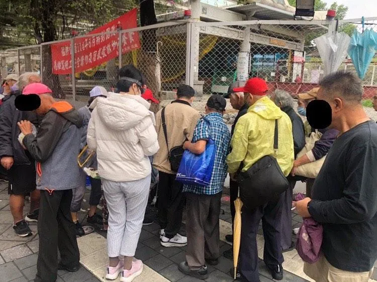 龍山寺前擺桌買個資！拿雙證件領千元　人超多全網看傻