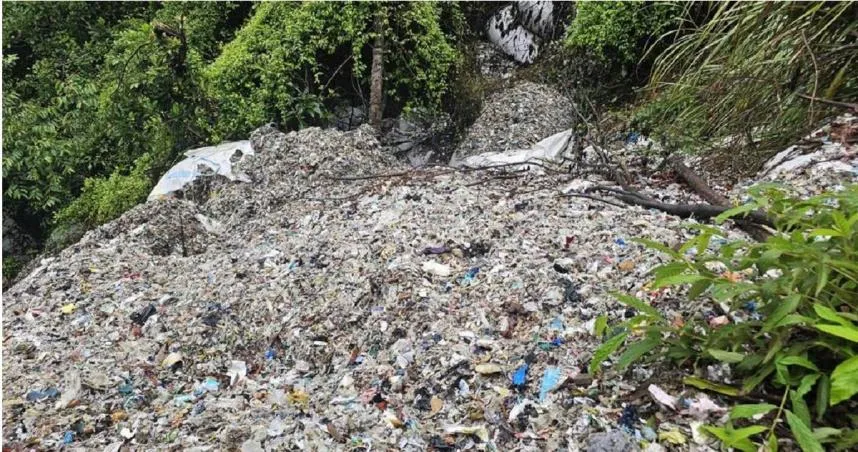 環保蟑螂又來了？宜蘭山坡遭偷倒垃圾　數十噸廢棄物堆成塑膠山