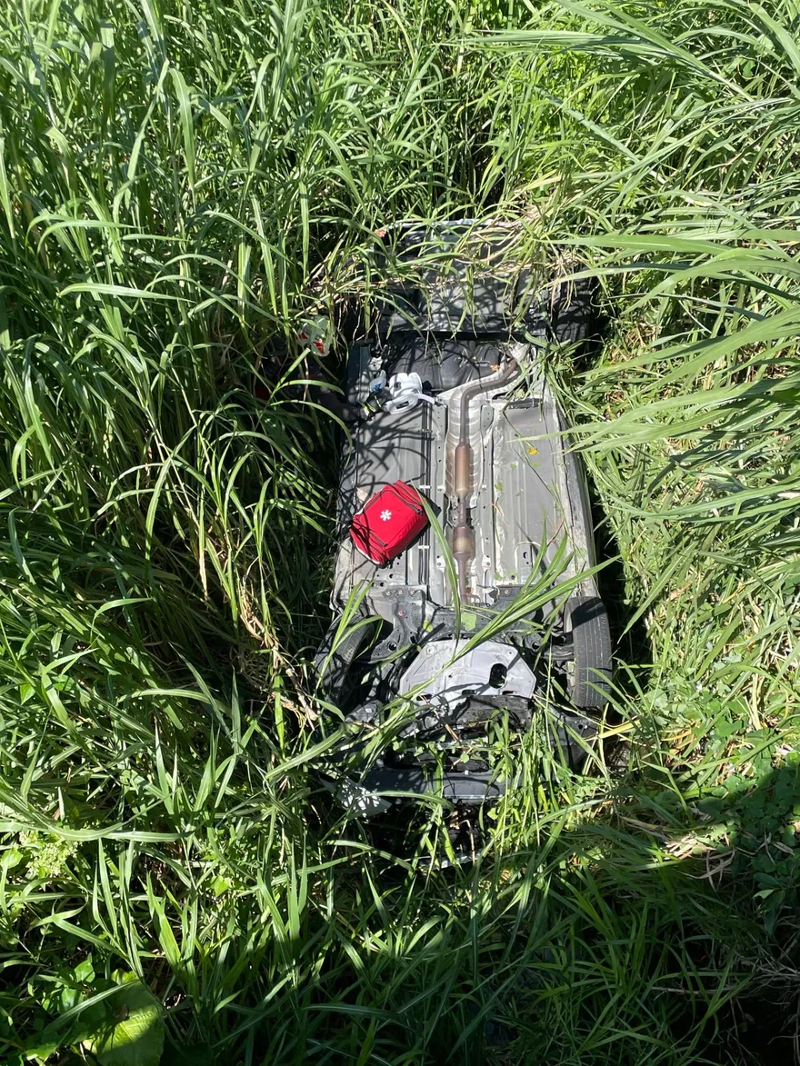 台東轎車失控墜10米深橋下　父與2歲女命大僅輕傷