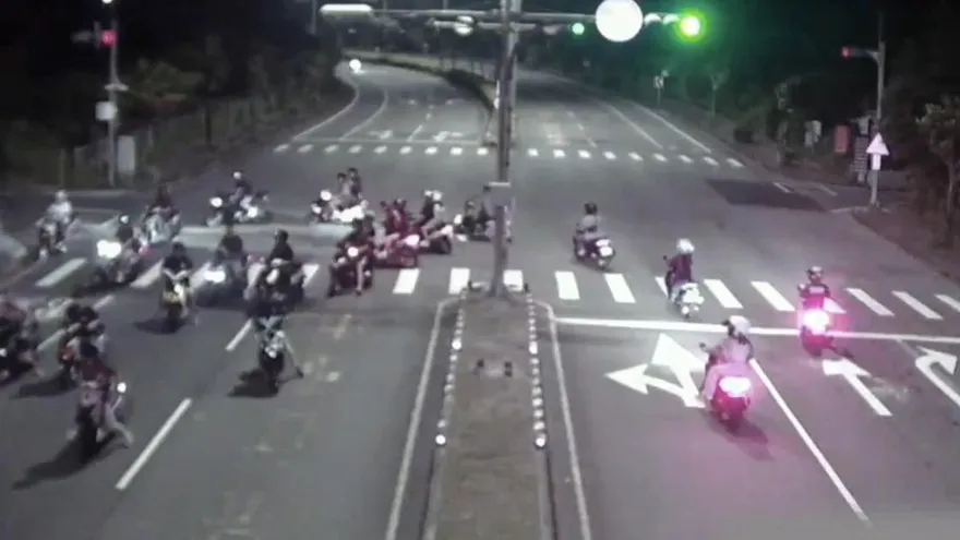 影/新北三蘆地區公路猴橫行　警逮11飆仔扣10車