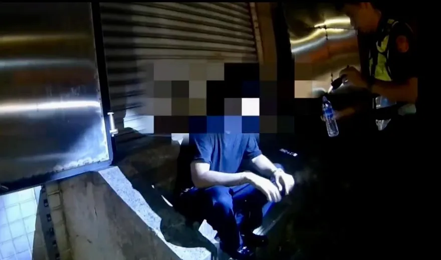 影/北市男酒醉吐滿臉嚇壞路人　警及時救援助返家