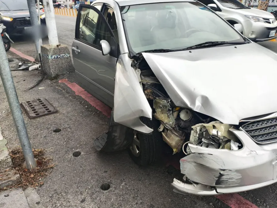 影/危險高齡駕駛！屏東翁倒車撞4機車又踩油門撞燈桿　幸無傷亡