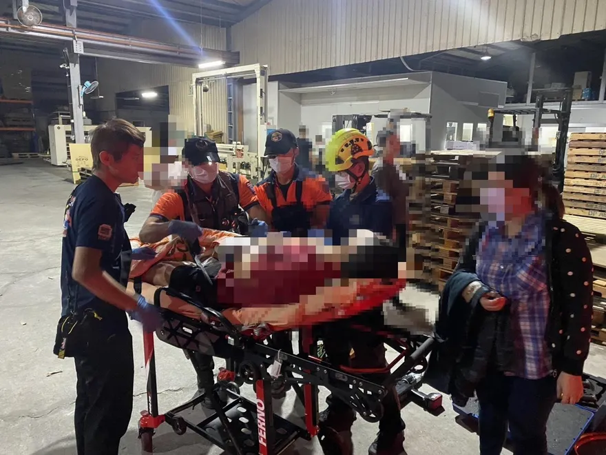 影/驚悚！台南男右掌遭切紙機夾變形濺血　搶救畫面曝光