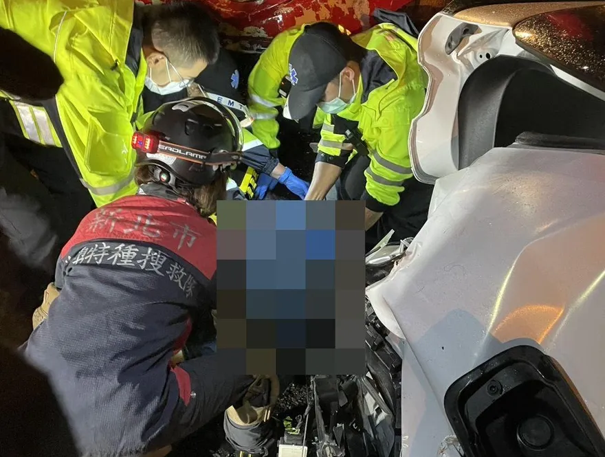 影/五楊5大小車慘烈事故！BMW女遭客運撞「臉重創扭曲」慘死