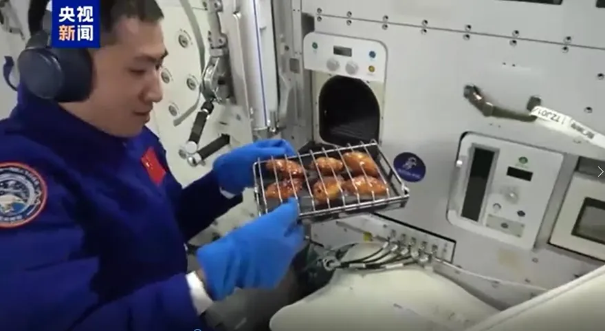 影/宇宙燒烤店開張！陸空間站切換為美食頻道　首次實現太空烤雞翅