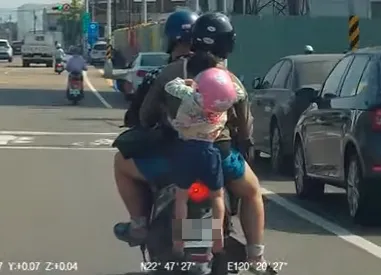 高雄4貼驚魂！幼童「懸吊機車外」雙腳狂晃　路人全看傻
