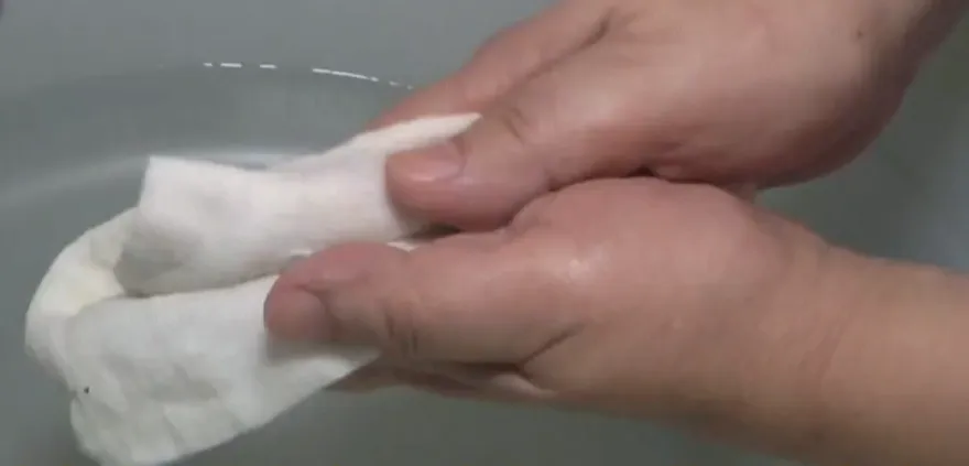 免沖水！衣服沾油漬怎麼辦？內行：爽身粉搓揉輕鬆去除