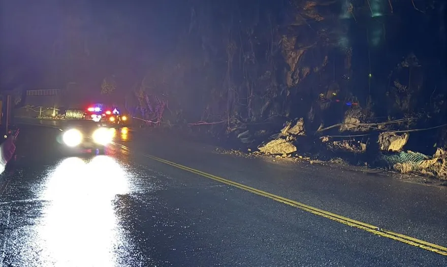 影/瑞芳連日豪雨！台2線落石佔外車道　40分鐘搶通