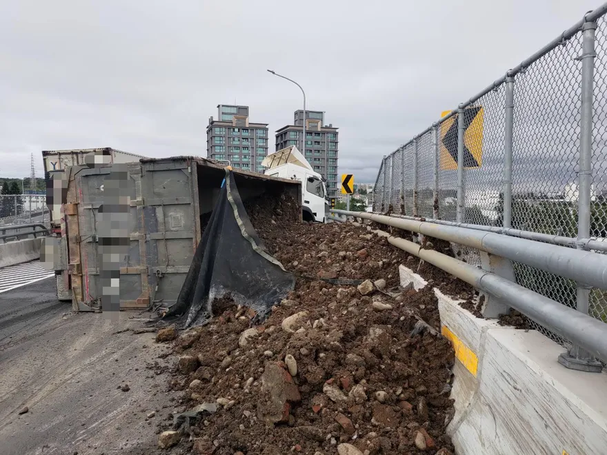 桃園國道出事！「滿載土方砂石車」翻覆現場塞爆