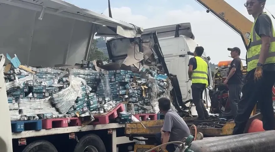 影/國道3號南投段3車追撞　大貨車滿滿鋁罐噴飛